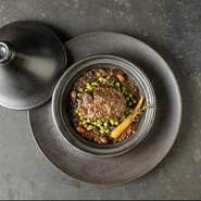 牛肉を野菜、スパイスと一緒に柔らかく煮込んだタジンは
エジプトのオアシスから届くデーツが隠し味。