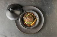 牛肉を野菜、スパイスと一緒に柔らかく煮込んだタジンは
エジプトのオアシスから届くデーツが隠し味。