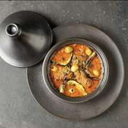 ラム肉と牛肉を合わせたミートボール「コフタ」とオリーブを野菜のスープで食べるタジン