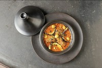 ラム肉と牛肉を合わせたミートボール「コフタ」とオリーブを野菜のスープで食べるタジン