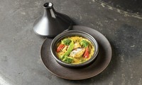 オマーンに伝わった様々なインディアンス・スパイスで作る
白身魚ときのこの香り高いタジン。