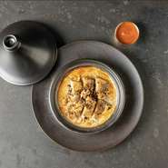 サーカシアからエジプトへ伝わった香ばしい胡桃のソースと
グリルした鶏肉のタジン。