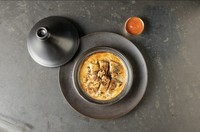 サーカシアからエジプトへ伝わった香ばしい胡桃のソースと
グリルした鶏肉のタジン。