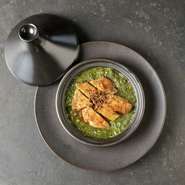 アドヴィーエ・スパイスで香りをつけた鶏肉のグリルに、
モロヘイヤと香味野菜で作るスープを合わせたエジプトのタジン。