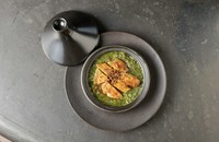 アドヴィーエ・スパイスで香りをつけた鶏肉のグリルに、
モロヘイヤと香味野菜で作るスープを合わせたエジプトのタジン。