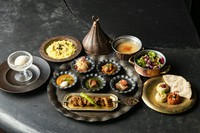 地中海・アラビア諸国の伝統料理がずらりと並ぶターリー・プレートをメインにしたスペシャル・ランチコース。