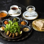 香草とひよこ豆や季節の野菜を丸めて素揚げしたファラフェルと、地中海・アラビア諸国の伝統料理メゼがずらりと並ぶスペシャル・プレート。古代小麦の平焼きパンと一緒に。