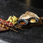 羊と牛の挽肉のスパイシーなアダナケバブ、鶏肉のジューシーなシシュケバブにフムスとハリッサ、フライドポテトと平焼きパンを合わせたイスタンブールの名物プレート。