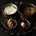 マンゴーの優しい甘さのチキンカレー。フライドポテトと花蜜ミルクジェラートが付きます。
※小学生以下のお子様限定メニューです。