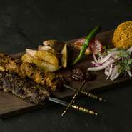 ボリューミーなプレート。ラムと牛の合い挽き肉をシソのような香りが特徴のトルコのスパイス・スマクをつかい味付けた「アダナケバブ」、赤唐辛子のペーストが入っていてピリ辛の「チキンケバブ」を味わえます。