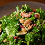 「ドライフルーツ」や「ナッツ」は、世界各国から輸入したものを使用。例えば『ドライフルーツ&ナッツとキヌアのケールサラダ』なら、甘酸っぱい「インカべリー」や香ばしい「インカナッツ」を味わえます。