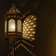 内装にもこだわっている【CARVAAN　TOKYO】。店内を彩るランプ、器として使われているタジン鍋などは、エジプトやトルコから取り寄せたものです。まるで、別の世界に訪れたかのような“非日常感”を体験できます。