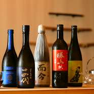 料理に合わせて吟味された自慢の酒がズラリ。「飲み比べ」ができるセットもあり、日本酒好きな方にもオススメです。そのほかワインや焼酎など、各アルコールを豊富に取り揃えています。