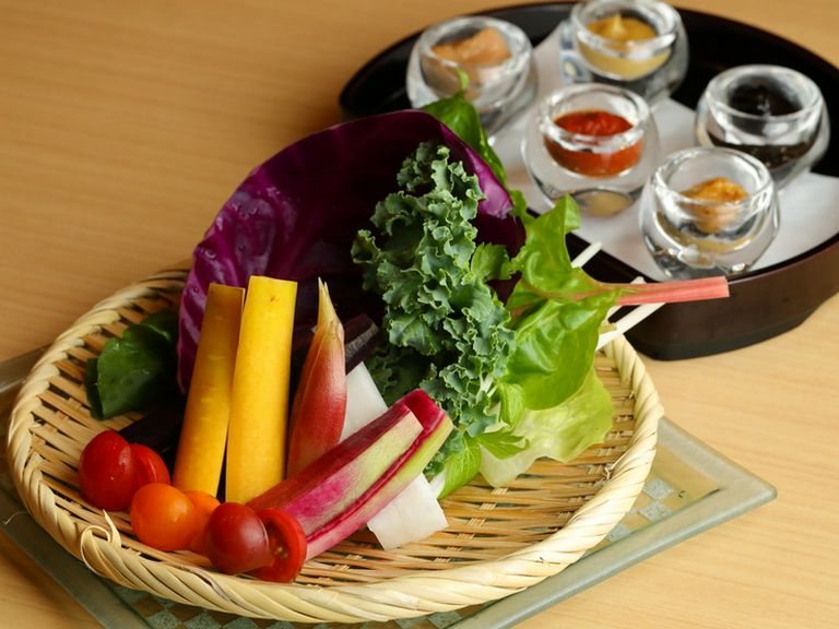 箸休めにもぴったり『やま田の野菜盛り〜5種類の味噌と共に〜』