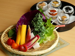 箸休めにもぴったり『やま田の野菜盛り～5種類の味噌と共に～』