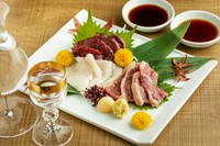 豚や牛より低カロリー・低脂肪で高タンパク質な馬肉。『熊本県産馬刺しの盛合せ』は赤身、ふたえご、たてがみの三種類が味わえます。こだわりの産地から直送された新鮮な馬刺しは他では中々味わうことが出来ません。