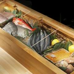 目利きで仕入れる旬の新鮮魚介をオススメの料理で堪能