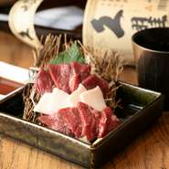 熊本を代表する郷土料理。独自ルートで仕入れた馬肉は、新鮮で甘みがあります。ほど良い霜降りの赤身に加えて、希少価値の高い「タテガミ」も楽しめる一皿です。