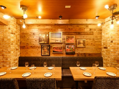 カジュアルな気分で食事を楽しめる、居心地の良い空間