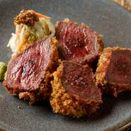 くせのない良質な鹿肉の深い味わいを堪能できる一品です。絶妙な火加減で揚げられたカツレツは、外はサクッと中はジューシーな仕上がり。噛むほどに濃厚な鹿肉の旨みが広がります。