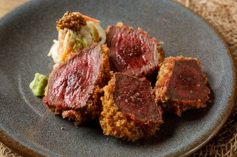 鹿独特の風味に山葵を添えて味わう『エゾ鹿のカツレツ』