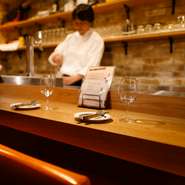 バル特有のライブ感が楽しめるカウンター席。
オリジナルパターンのレンガ、
木目調が優しい雰囲気を与えます。
1～4名様で利用可能