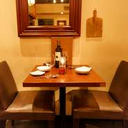 カウンターやソファー席、個室や貸切までお客様のニーズに合ったお席をお選び下さい。人気の料理を堪能できる飲み放題付のコースもご用意しています。気の置ける友人とリラックスしたお時間をお過ごし下さい。

