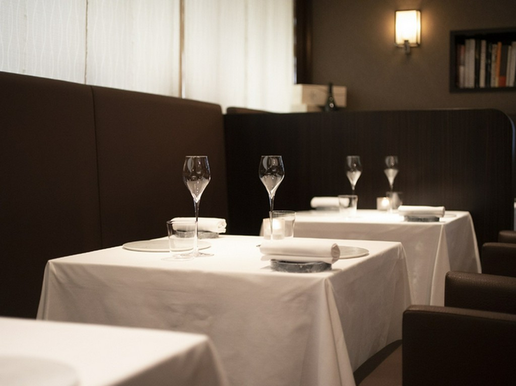 美味しい料理とワインに酔いしれて、思い出に残る記念日デート