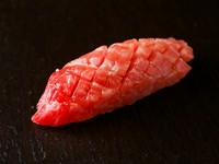 コースにプラスして楽しめる、つまみ・握り・巻物も柔軟なスタイルで提供。詳細は店舗でご案内します。