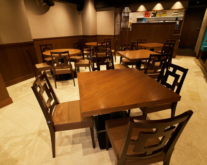 テーブル4名席、円卓5名席