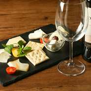 信頼のおけるチーズ専門の業者から仕入れる、世界各地のおすすめチーズ。『世界のチーズ5種盛り合わせ』では食べ比べも可能です！チーズに合うワインも豊富にラインナップされています。