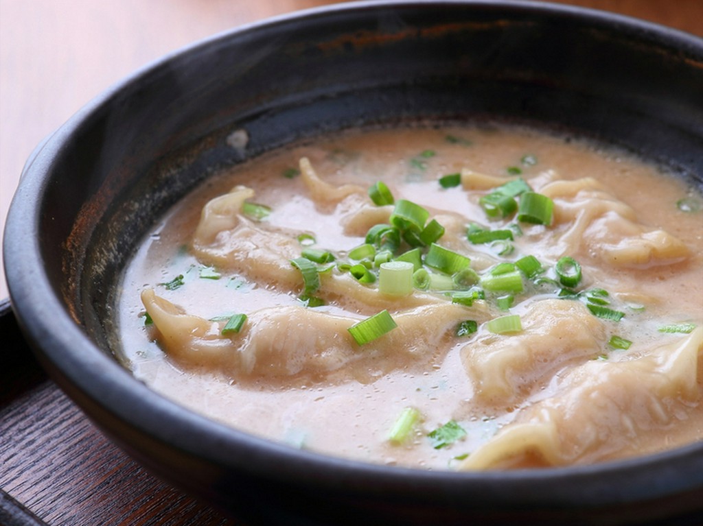 満足感をアップさせる濃厚な味わい。博多名物『炊き餃子』