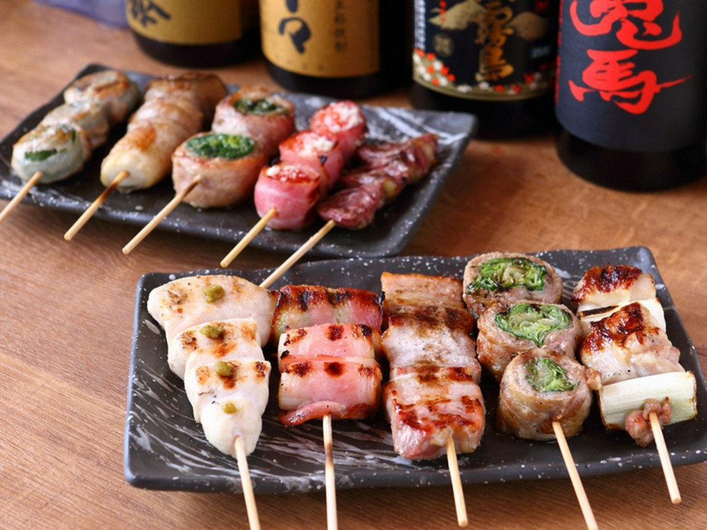 野菜巻きや焼鳥など、その日のオススメを堪能できる『お任せ串　5本』