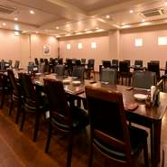 40名から60名までが収容できる大宴会場もあり、各種宴会や総会で利用が可能です。本格和食と酒を囲み、なごやかに過ごすひとときにゲスト同士の会話が弾みます。