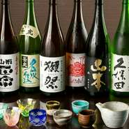 日本全国から取り寄せた、和食に合う純米酒が満喫できます。板前がひとつひとつ手づくりする逸品料理と日本酒は抜群の相性。季節の素材が楽しめる酒肴も充実しています。