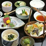 刺身（五貫）・天ぷら・飯・漬物・ミニうどん・煮物・茶碗蒸し