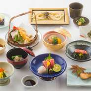 板前がこだわる旬の素材と鮮魚を使った、手づくりの本格和食が贅沢に味わえる『梅会席』。全9品の趣向を凝らした一皿一皿が、美しい日本の四季を見事に表現しています。