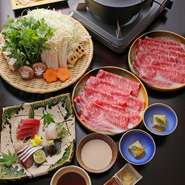 板前が培った経験でその日提供する肉を選んでいるという『月コースしゃぶしゃぶ』は絶品。店内仕込みの自家製のポン酢と胡麻ダレで味わえば、口の中で肉の旨みがとろけます。