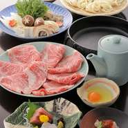 人気のすきやきがコース料理で味わえる『月コースすきやき』は先付けやお造り、デザートも楽しめる大満足な一品。板長が目利きで選ぶ上質な肉の旨みや甘みを特製の割りしたが更に引き立てます。