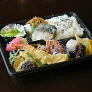 旬の食材を吟味して、一品一品板前が造り上げました。
お電話でのご注文で、ご希望日の11：30～20：00迄お待たせせずお持ち帰り頂けます。