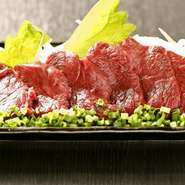 この価格でこのボリューム。新鮮馬肉を使用した、馬刺しです。低カロリー・ヘルシーで且つコラーゲンも豊富、女性の美肌効果も期待できる嬉しいお肉です。