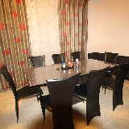 ◇10名様までの個室
　天然大理石テーブルを使用した人気の完全個室
　
　椅子を足して、11名様・12名様でご利用になる

　お客様もいらっしゃいます。

