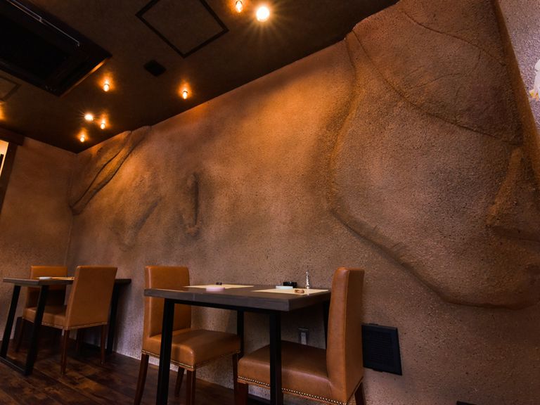 洞窟をイメージしたテーブル席。料理人のこだわりが伺える