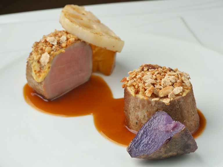 木の実をまとった豚フィレ肉のロースト