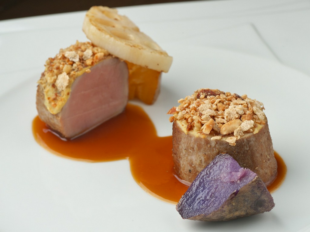 木の実をまとった豚フィレ肉のロースト