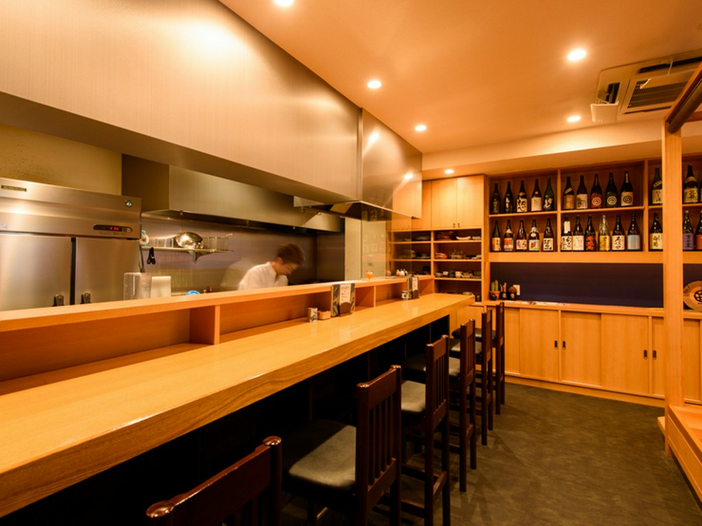 お一人様でも気兼ねなくくつろげるカウンター席を完備