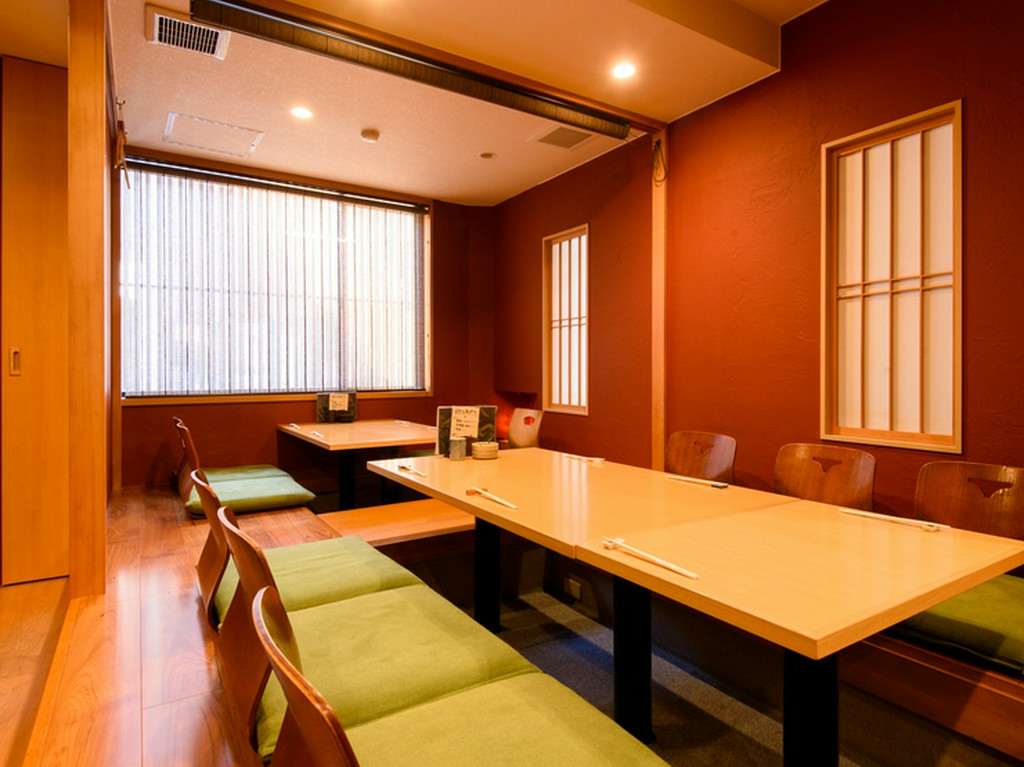 足を伸ばしてくつろげる掘りごたつ席は、繋げれば個室に早変わり