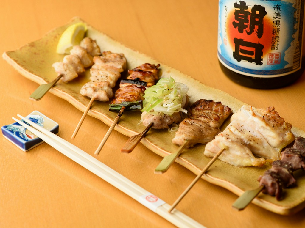 部位ごとに絶妙に焼き加減を変えて提供。素材の良さと仕込みの丁寧さが如実に味に出る『おまかせ串』