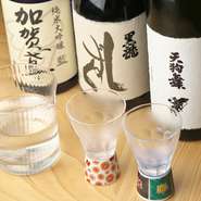 鮨と相性の良い日本酒を店主が独自にセレクト。石川県の地酒をメインに、クセが強すぎず、飲みやすいものを中心に取り揃えています。希少な限定酒も入荷するので要チェック。