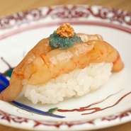 シャリに使用する米は、石川県産コシヒカリのみ。粘りを抑えるため、やや硬めに炊いて一粒一粒をしっかりと際立たせ、口の中でホロリとほぐれる絶妙の食感に仕上げています。